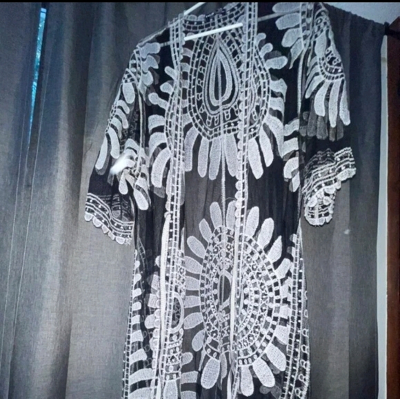 Black & White Embroidered Kimono - Picture 8 of 8